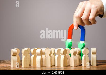 Arbeitgeber rekrutiert Mitarbeiter mit einem Magneten. Einstellung von Mitarbeitern aus einem qualitativ hochwertigen Personalwesen. Professionelle Kandidaten. Beschäftigung von talentierten Arbeitnehmern. Id Stockfoto