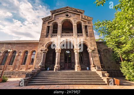 Großer berühmter Komplex von Etchmiadzin, in dem ein pädagogisches Seminar und der Oberste Katholikos aller Armenier sowie ein Kloster in Vagharshapat untergebracht sind. Stockfoto