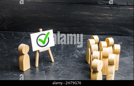 Personen und ein Stimmencheck. Einbeziehung von Menschen in die Lösung des Problems. Wahlkampf für ein Projekt oder einen politischen Kandidaten. Lobbyinteressen Stockfoto