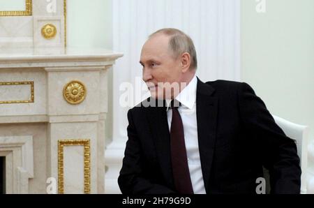 Moskau, Russland. 19. November 2021. Der russische Präsident Wladimir Putin bei einem persönlichen Treffen mit dem usbekischen Präsidenten Shavkat Mirziyoyev am 19. November 2021 im Kreml in Moskau, Russland. Quelle: Mikhail Klimentyev/Kremlin Pool/Alamy Live News Stockfoto