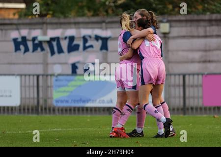 London, Großbritannien. 21st. November 2021. Dulwich Hamlet feiert das Scoring beim Capital Womens Cup Spiel zwischen Dulwich Hamlet und London Seaward auf dem Champion Hill in London, England. Liam Asman/SPP Credit: SPP Sport Press Photo. /Alamy Live News Stockfoto