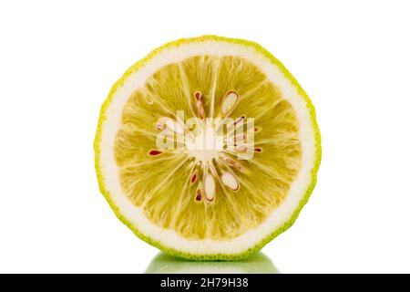 Eine Hälfte duftender reifer Bergamotte, Nahaufnahme, isoliert auf Weiß. Stockfoto