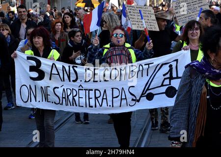 Marseille, Frankreich. 20th. November 2021. Während der Demonstration halten die Demonstranten ein Transparent in der Hand, während sie durch die Straßen marschieren.Mehr als 200 "Gelbwesten" ("Gilets Jaunes" auf Französisch) demonstrierten gegen den Gesundheitspass, die Rentenreform und gegen die französische Regierung im Allgemeinen. "Gelbe Westen" ("Gilets Jaunes" auf Französisch) ist eine Protestbewegung gegen die Regierung Emmanuel Macrons. (Foto von Gerard Bottino/SOPA Images/Sipa USA) Quelle: SIPA USA/Alamy Live News Stockfoto