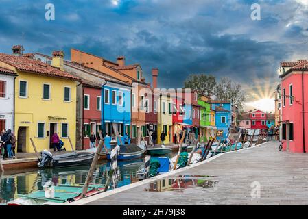 Bunte Häuser in Burano unter einem malerischen Himmel, Insel Venedig, Italien Stockfoto