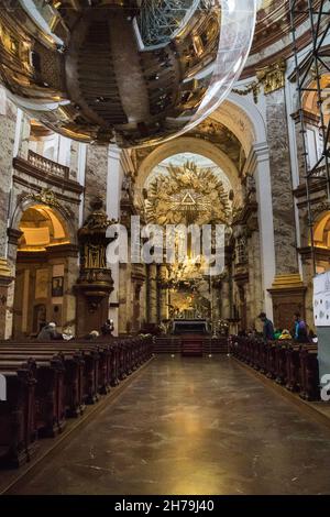 WIEN, ÖSTERREICH - 16. MAI 2019: Das ist die Prämisse der Karlskirche mit einer Kunstinstallation mit Kugeln. Stockfoto