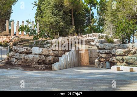 JERUSALEM, ISRAEL - 24. SEPTEMBER 2017: Dies ist der Eingang zum Denkmal für die verlorenen Kinder des Yad Vashem Komplexes (Holocaust-Museum). Stockfoto