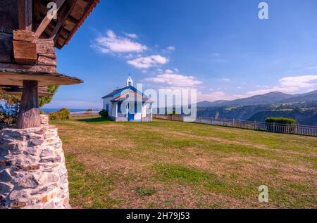 Horreo in Cadavedo, Golf von Biskaya, Asturien, Camino del Norte, der Küstenweg des Heiligen Jakobus, Pilgerweg entlang der Nordküste Spaniens Stockfoto