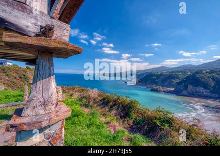 Horreo in Cadavedo, Golf von Biskaya, Asturien, Camino del Norte, der Küstenweg des Heiligen Jakobus, Pilgerweg entlang der Nordküste Spaniens Stockfoto