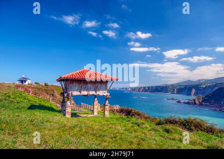 Horreo in Cadavedo, Golf von Biskaya, Asturien, Camino del Norte, der Küstenweg des Heiligen Jakobus, Pilgerweg entlang der Nordküste Spaniens Stockfoto