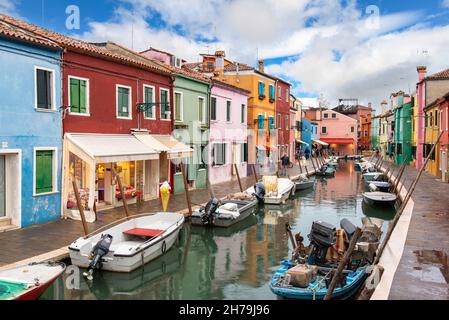 Bunte Häuser in Burano unter einem malerischen Himmel, Insel Venedig, Italien Stockfoto