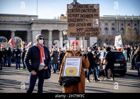 Am 20. November 2021 protestierten zehntausende in Wien, Österreich, gegen die neuen kovidierten Maßnahmen in Österreich wie eine Lockdown für alle und eine obligatorische Impfung für alle. (Foto: Alexander Pohl/Sipa USA) Quelle: SIPA USA/Alamy Live News Stockfoto