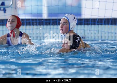 Schwimmbad Polo Natatorio, Rom, Italien, 21. November 2021, A. Cocchiere (SIS Roma) gegen E Katsimbri (Lille UC) während des Spiels der Frauen in Lille UC gegen SIS Roma - Waterpolo EuroLeague Stockfoto