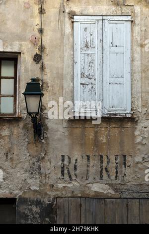Heruntergekommene, vernachlässigte, verfallene oder verlassene Fassade des Dorfhauses in der Altstadt von Annot Alpes-de-Haute-Provence Provence Frankreich Stockfoto