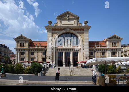 Restaurierte Fassade des historischen Bahnhofs Gare du Sud, eröffnet 1892, jetzt Bibliothek Raoul Mille im ehemaligen Wartezimmer, Nice Alpes-Maritimes France Stockfoto