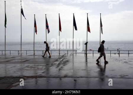 Fußgänger an einem regnerischen oder nassen Tag auf der Promenade des Anglais Nice Alpes-Maritimes Frankreich Stockfoto