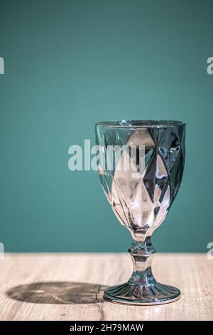 Glänzendes strukturiertes Glas auf hellblauem Hintergrund. Stockfoto