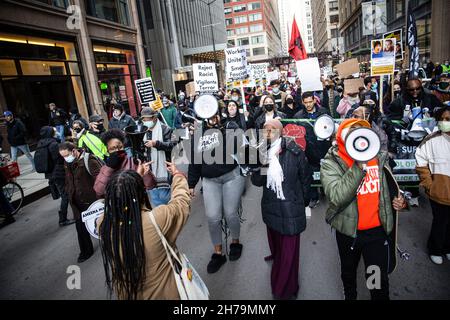 Chicago, Usa. 20th. November 2021. Während der Demonstration marschieren die Demonstranten auf der Straße. Über tausend Demonstranten versammelten sich auf dem Federal Plaza in Chicago, um gegen den Freispruch von Kyle Rittenhouse zu protestieren. Die Demonstranten marschierten weiter durch die Straßen von Chicago, zusammen mit Reverend Jesse Jackson SR und Frank Chapman. Kredit: SOPA Images Limited/Alamy Live Nachrichten Stockfoto