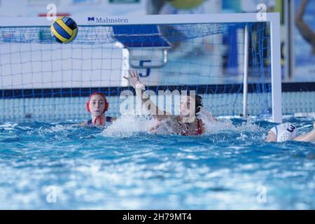 Rom, Italien. 21st. November 2021. A. Cocchiere (SIS Roma) während des Spiels der Frauen in Lille UC gegen SIS Roma, Waterpolo EuroLeague in Rom, Italien, November 21 2021 Quelle: Independent Photo Agency/Alamy Live News Stockfoto