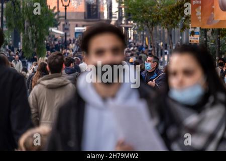 Barcelona, Spanien. 20th. November 2021. Im Einkaufsviertel Portal d'Angel sind Menschen mit Gesichtsmasken als Präventivmaßnahme gegen Covid-19 zu sehen.Trotz des Anstiegs der Covid-19-Infektionen in Europa ist das Tragen von Gesichtsmasken in Barcelona immer noch freiwillig. Während die Nation angesichts einer neuen Welle der Covid-19-Infektionen auf neue restriktive Gesundheitsmaßnahmen wartet. Kredit: SOPA Images Limited/Alamy Live Nachrichten Stockfoto