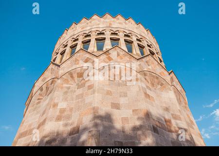 Die ungewöhnliche Kirche der Heiligen Erzengel in Zylinderform befindet sich im katholischen christlichen Komplex von Etchmiadzin in Armenien Stockfoto