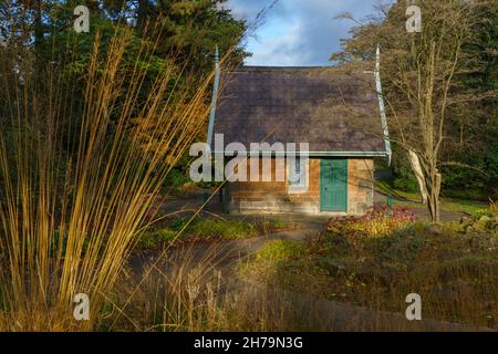 Die Helligkeit des Herbstes beleuchtet den renovierten Old Magnesia Well Pump Room der Valley Gardens. Harrogate, North Yorkshire, England, Großbritannien. Stockfoto