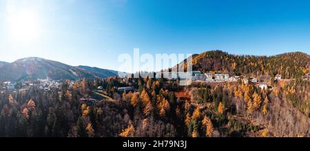Semmingerregion in Niederösterreich. Luftaufnahme zum berühmten Touristenort im Herbst. Stockfoto