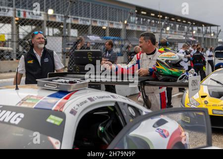 Sebring, USA. 20th. November 2021. Start Line, Pole Position 24h Serie powered by Hankook. Der Fahrplan umfasst Haltestellen in den USA vom 19. Bis 21. November 2021. Rennwagen aus den vielen Ländern, wie Deutschland, USA, Frankreich, Niederlande, Rumänien, Dänemark, Kanada, Spanien, Großbritannien, Italien; in vielen verschiedenen Klassen: GT4, 991, GTX, GT3, TCR, TCX, P4. (Foto von Yaroslav Sabitov/YES Market Media/Sipa USA) Quelle: SIPA USA/Alamy Live News Stockfoto