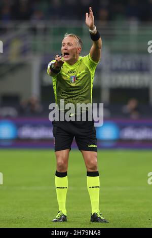 Mailand, Italien. 21st. November 2021. Der Schiedsrichter Paolo Valeri reagiert während des Spiels der Serie A bei Giuseppe Meazza, Mailand. Bildnachweis sollte lauten: Jonathan Moscrop/Sportimage Kredit: Sportimage/Alamy Live News Stockfoto