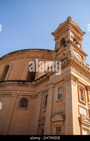 Äußeres Fragment der Wallfahrtskirche Basilika der Himmelfahrt unserer Lieben Frau gemeinhin bekannt als die Rotunde von Mosta oder der Mosta Dome, es ist ein römisch-katholisch Stockfoto