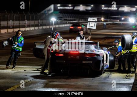 Sebring, USA. 20th. November 2021. Nachtsitzung während DER SERIE 24h powered by Hankook. Der Fahrplan umfasst Haltestellen in den USA vom 19. Bis 21. November 2021. Rennwagen aus den vielen Ländern, wie Deutschland, USA, Frankreich, Niederlande, Rumänien, Dänemark, Kanada, Spanien, Großbritannien, Italien; in vielen verschiedenen Klassen: GT4, 991, GTX, GT3, TCR, TCX, P4. (Foto von Yaroslav Sabitov/YES Market Media/Sipa USA) Quelle: SIPA USA/Alamy Live News Stockfoto