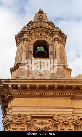 Die Kirche der Geburt Mariens Außenfragment, dies ist eine römisch-katholische barocke Pfarrkirche in Naxxar, Malta Stockfoto