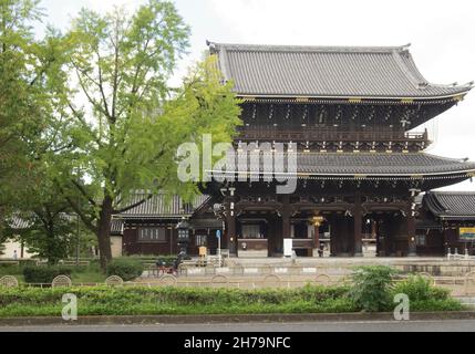 (東本願寺), oder ″das östliche Kloster des ursprünglichen Gelübdes″, ist eine von zwei dominierenden Untersekten des Shin-Buddhismus in Japan. Stockfoto