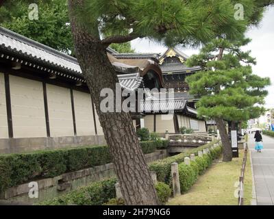 (東本願寺), oder ″das östliche Kloster des ursprünglichen Gelübdes″, ist eine von zwei dominierenden Untersekten des Shin-Buddhismus in Japan. Stockfoto