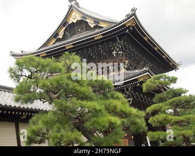 (東本願寺), oder ″das östliche Kloster des ursprünglichen Gelübdes″, ist eine von zwei dominierenden Untersekten des Shin-Buddhismus in Japan. Stockfoto