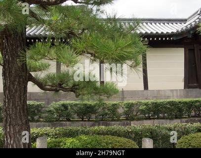 (東本願寺), oder ″das östliche Kloster des ursprünglichen Gelübdes″, ist eine von zwei dominierenden Untersekten des Shin-Buddhismus in Japan. Stockfoto