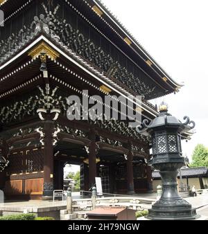 (東本願寺), oder ″das östliche Kloster des ursprünglichen Gelübdes″, ist eine von zwei dominierenden Untersekten des Shin-Buddhismus in Japan. Stockfoto