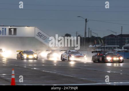 Sebring, USA. 20th. November 2021. Starten Sie die Race 24h Series powered by Hankook. Der Fahrplan umfasst Haltestellen in den USA vom 19. Bis 21. November 2021. Rennwagen aus den vielen Ländern, wie Deutschland, USA, Frankreich, Niederlande, Rumänien, Dänemark, Kanada, Spanien, Großbritannien, Italien; in vielen verschiedenen Klassen: GT4, 991, GTX, GT3, TCR, TCX, P4. (Foto von Yaroslav Sabitov/YES Market Media/Sipa USA) Quelle: SIPA USA/Alamy Live News Stockfoto