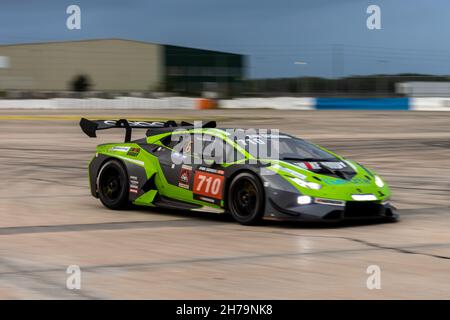 Sebring, USA. 20th. November 2021. Morning Session, 2nd day, 710 Leipert Motorsport Lamborghini Hurac‡n Super Trofeo: Gregg Gorski, Gerhard Watzinger, Lance Bergstein, Al Miller, Kenton Koch während DER 24h Series powered by Hankook. Der Fahrplan umfasst Haltestellen in den USA vom 19. Bis 21. November 2021. Rennwagen aus den vielen Ländern, wie Deutschland, USA, Frankreich, Niederlande, Rumänien, Dänemark, Kanada, Spanien, Großbritannien, Italien; in vielen verschiedenen Klassen: GT4, 991, GTX, GT3, TCR, TCX, P4. (Foto von Yaroslav Sabitov/YES Market Media/Sipa USA) Quelle: SIPA USA/Alamy Live News Stockfoto