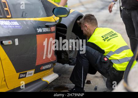 Sebring, USA. 20th. November 2021. Morning Session, 2nd Tage 24h Series powered by Hankook. Der Fahrplan umfasst Haltestellen in den USA vom 19. Bis 21. November 2021. Rennwagen aus den vielen Ländern, wie Deutschland, USA, Frankreich, Niederlande, Rumänien, Dänemark, Kanada, Spanien, Großbritannien, Italien; in vielen verschiedenen Klassen: GT4, 991, GTX, GT3, TCR, TCX, P4. (Foto von Yaroslav Sabitov/YES Market Media/Sipa USA) Quelle: SIPA USA/Alamy Live News Stockfoto