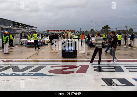 Sebring, USA. 20th. November 2021. Start Line, Pole Position 24h Serie powered by Hankook. Der Fahrplan umfasst Haltestellen in den USA vom 19. Bis 21. November 2021. Rennwagen aus den vielen Ländern, wie Deutschland, USA, Frankreich, Niederlande, Rumänien, Dänemark, Kanada, Spanien, Großbritannien, Italien; in vielen verschiedenen Klassen: GT4, 991, GTX, GT3, TCR, TCX, P4. (Foto von Yaroslav Sabitov/YES Market Media/Sipa USA) Quelle: SIPA USA/Alamy Live News Stockfoto