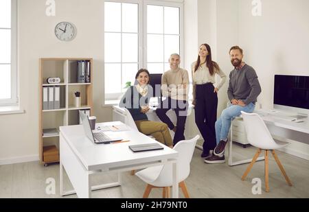 Porträt lächelnder Mitarbeiter posieren gemeinsam im Büro Stockfoto