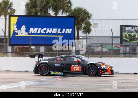 Sebring, USA. 20th. November 2021. Start Line, Pole Position 24h Serie powered by Hankook. Der Fahrplan umfasst Haltestellen in den USA vom 19. Bis 21. November 2021. Rennwagen aus den vielen Ländern, wie Deutschland, USA, Frankreich, Niederlande, Rumänien, Dänemark, Kanada, Spanien, Großbritannien, Italien; in vielen verschiedenen Klassen: GT4, 991, GTX, GT3, TCR, TCX, P4. (Foto von Yaroslav Sabitov/YES Market Media/Sipa USA) Quelle: SIPA USA/Alamy Live News Stockfoto