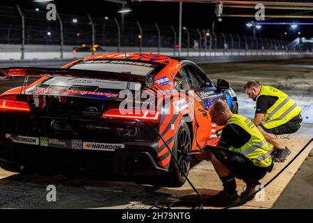 Sebring, USA. 20th. November 2021. Nachtsitzung während DER SERIE 24h powered by Hankook. Der Fahrplan umfasst Haltestellen in den USA vom 19. Bis 21. November 2021. Rennwagen aus den vielen Ländern, wie Deutschland, USA, Frankreich, Niederlande, Rumänien, Dänemark, Kanada, Spanien, Großbritannien, Italien; in vielen verschiedenen Klassen: GT4, 991, GTX, GT3, TCR, TCX, P4. (Foto von Yaroslav Sabitov/YES Market Media/Sipa USA) Quelle: SIPA USA/Alamy Live News Stockfoto