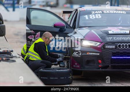 Sebring, USA. 20th. November 2021. Morning Session, 2nd Tage 24h Series powered by Hankook. Der Fahrplan umfasst Haltestellen in den USA vom 19. Bis 21. November 2021. Rennwagen aus den vielen Ländern, wie Deutschland, USA, Frankreich, Niederlande, Rumänien, Dänemark, Kanada, Spanien, Großbritannien, Italien; in vielen verschiedenen Klassen: GT4, 991, GTX, GT3, TCR, TCX, P4. (Foto von Yaroslav Sabitov/YES Market Media/Sipa USA) Quelle: SIPA USA/Alamy Live News Stockfoto