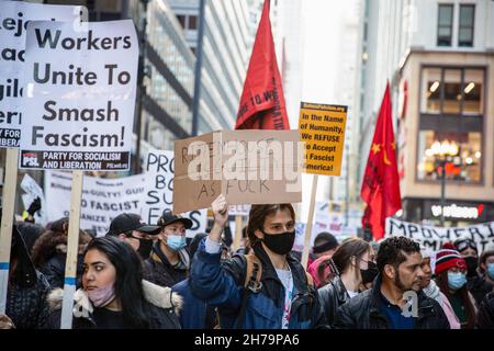 Chicago, Usa. 20th. November 2021. Demonstranten halten während der Demonstration Plakate. Über tausend Demonstranten versammelten sich auf dem Federal Plaza in Chicago, um gegen den Freispruch von Kyle Rittenhouse zu protestieren. Die Demonstranten marschierten weiter durch die Straßen von Chicago, zusammen mit Reverend Jesse Jackson SR und Frank Chapman. (Foto: Karla Cote/SOPA Images/Sipa USA) Quelle: SIPA USA/Alamy Live News Stockfoto