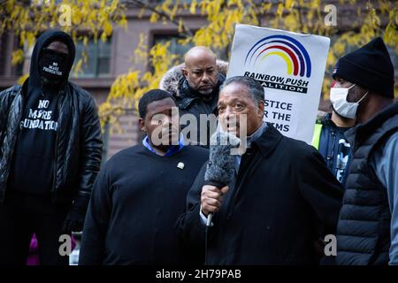 Chicago, Usa. 20th. November 2021. Jesse Jackson spricht während der Demonstration. Über tausend Demonstranten versammelten sich auf dem Federal Plaza in Chicago, um gegen den Freispruch von Kyle Rittenhouse zu protestieren. Die Demonstranten marschierten weiter durch die Straßen von Chicago, zusammen mit Reverend Jesse Jackson SR und Frank Chapman. (Foto: Karla Cote/SOPA Images/Sipa USA) Quelle: SIPA USA/Alamy Live News Stockfoto