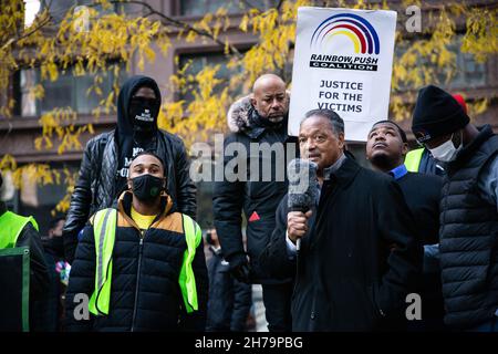 Chicago, Usa. 20th. November 2021. Jesse Jackson spricht während der Demonstration. Über tausend Demonstranten versammelten sich auf dem Federal Plaza in Chicago, um gegen den Freispruch von Kyle Rittenhouse zu protestieren. Die Demonstranten marschierten weiter durch die Straßen von Chicago, zusammen mit Reverend Jesse Jackson SR und Frank Chapman. (Foto: Karla Cote/SOPA Images/Sipa USA) Quelle: SIPA USA/Alamy Live News Stockfoto