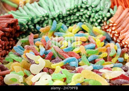 Saure und süße, leckere Marmelade, bunte Gelee-Süßigkeiten. Süßigkeiten in einem Geschäft kauen Stockfoto