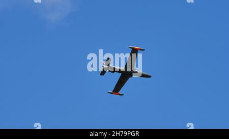 Rivolto del Friuli, Udine, Italien 17. SEPTEMBER 2021 Jet-Flugzeuge im Flug am blauen Himmel. Aermacchi MB-339 der italienischen Luftwaffe Stockfoto