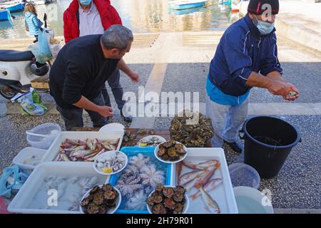 Bari, Apulien, Italien. Fischer verkaufen frisch gefangenen Fisch Stockfoto